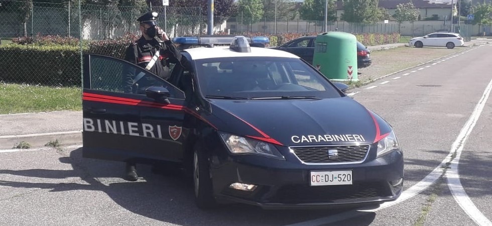 Violenta lite in casa, il marito colpisce la moglie con un fendente: i carabinieri sulle tracce dell’aggressore